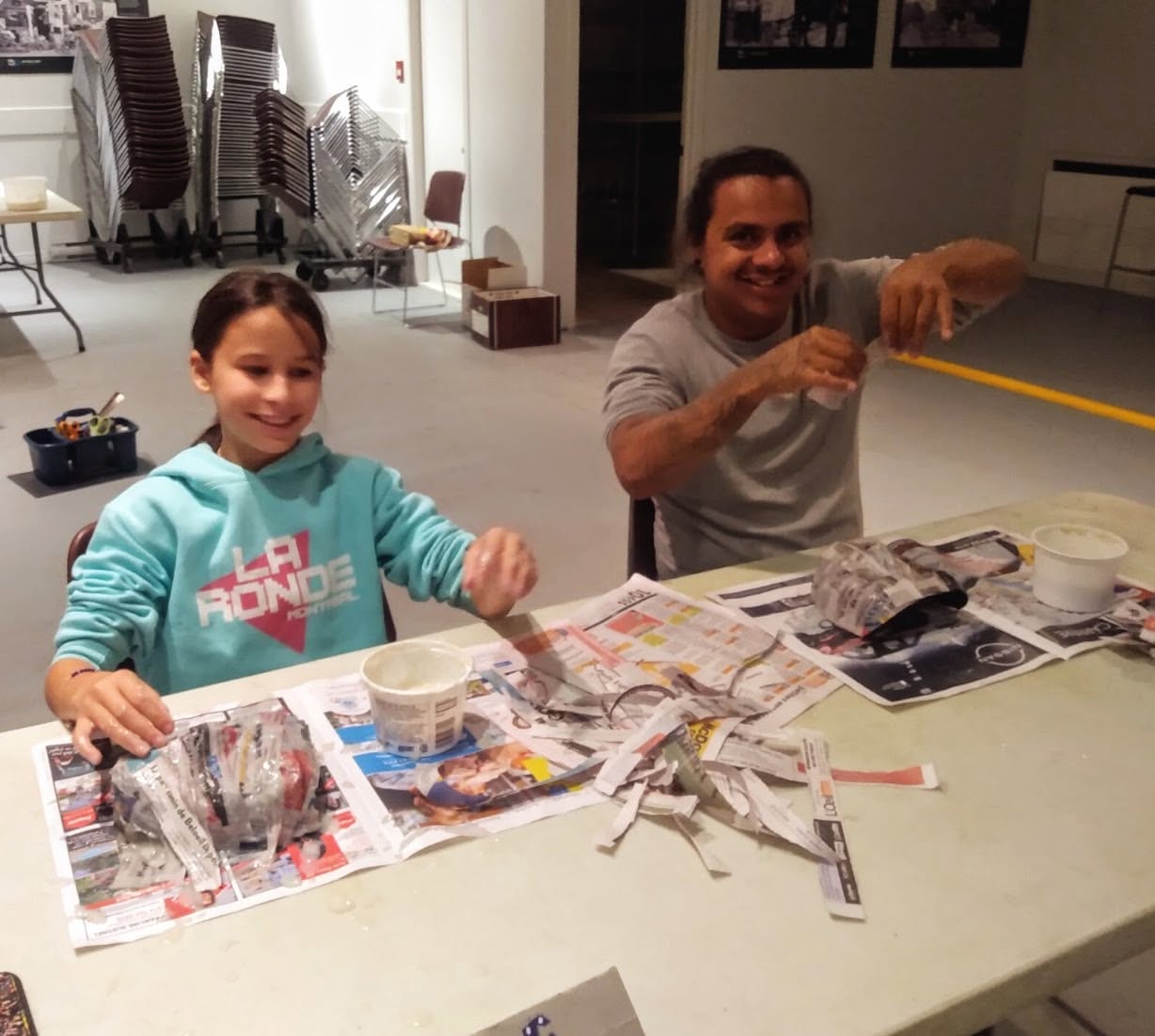 Atelier d'introduction au papier mâché pour les jeunes animé par l'artiste médiatrice Isabelle Roy à Saint-Basile-Le-Grand