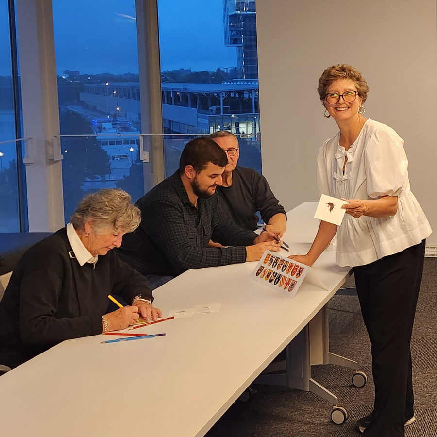 Participants créant leur blason personnel lors d'un atelier animé par Isabelle Roy au musée Pointe-à-Callière