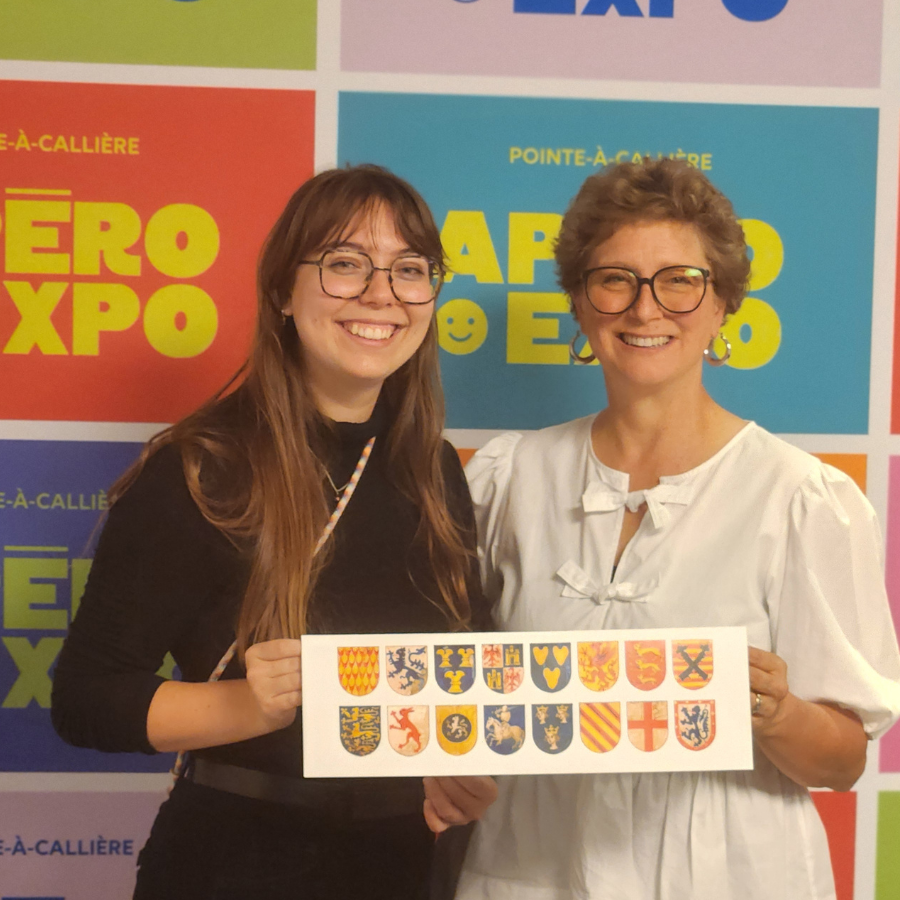 Atelier de médiation culturelle sur les blasons à Pointe-à-Callière avec l'artiste Isabelle Roy et Charlie