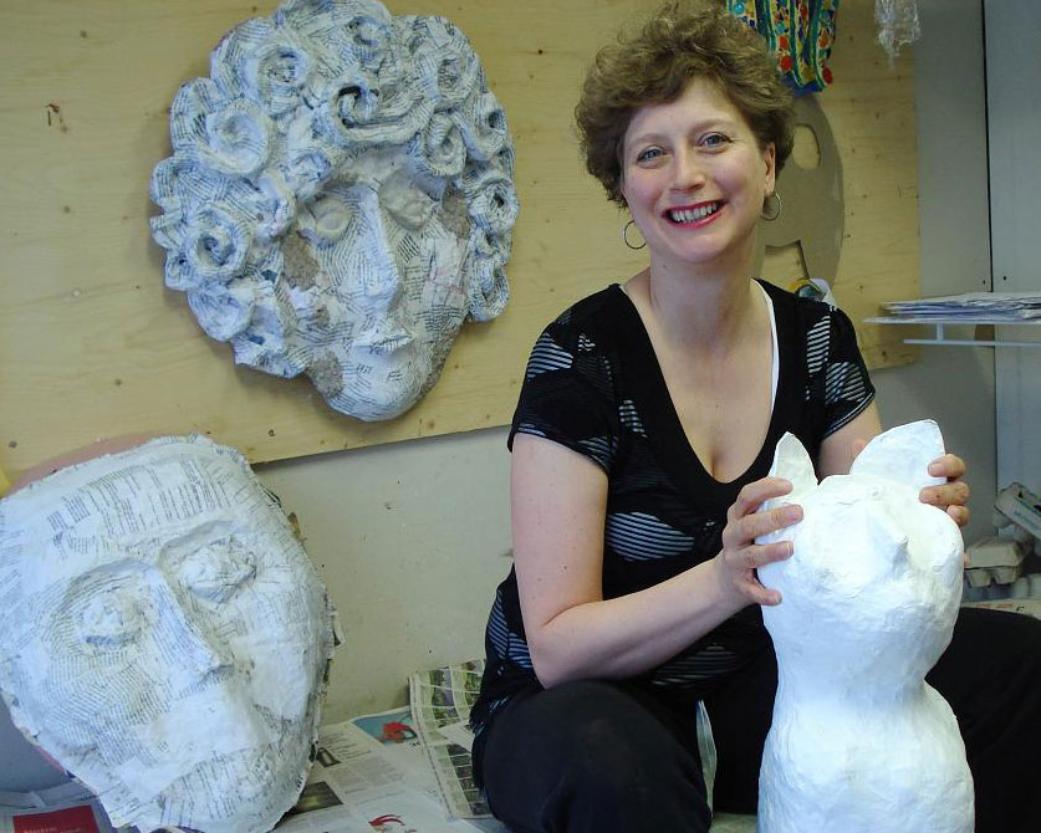 L'artiste Isabelle Roy en plein travail dans son atelier de Longueuil