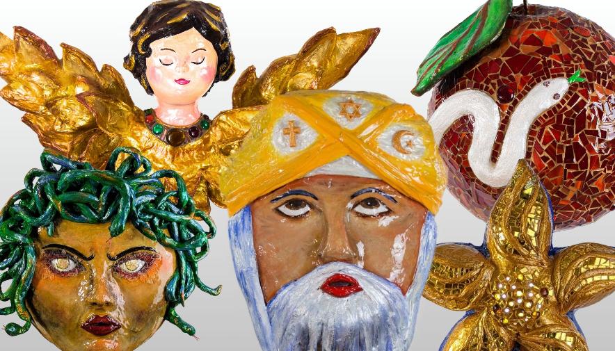 Œuvres d'Isabelle Roy en papier mâché et mosaïque représentant des figures symboliques