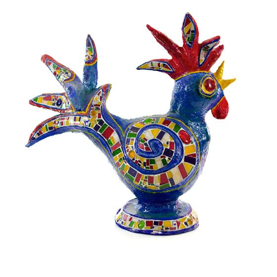 Gallo dyniamico - Coq bleu et rouge à la crête et à la queue flamboyantes fait de papier mâché partiellement recouvert de mosaïque de verre